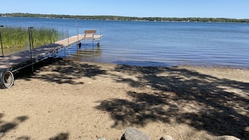 På stranden, solstolar och strandhanddukar