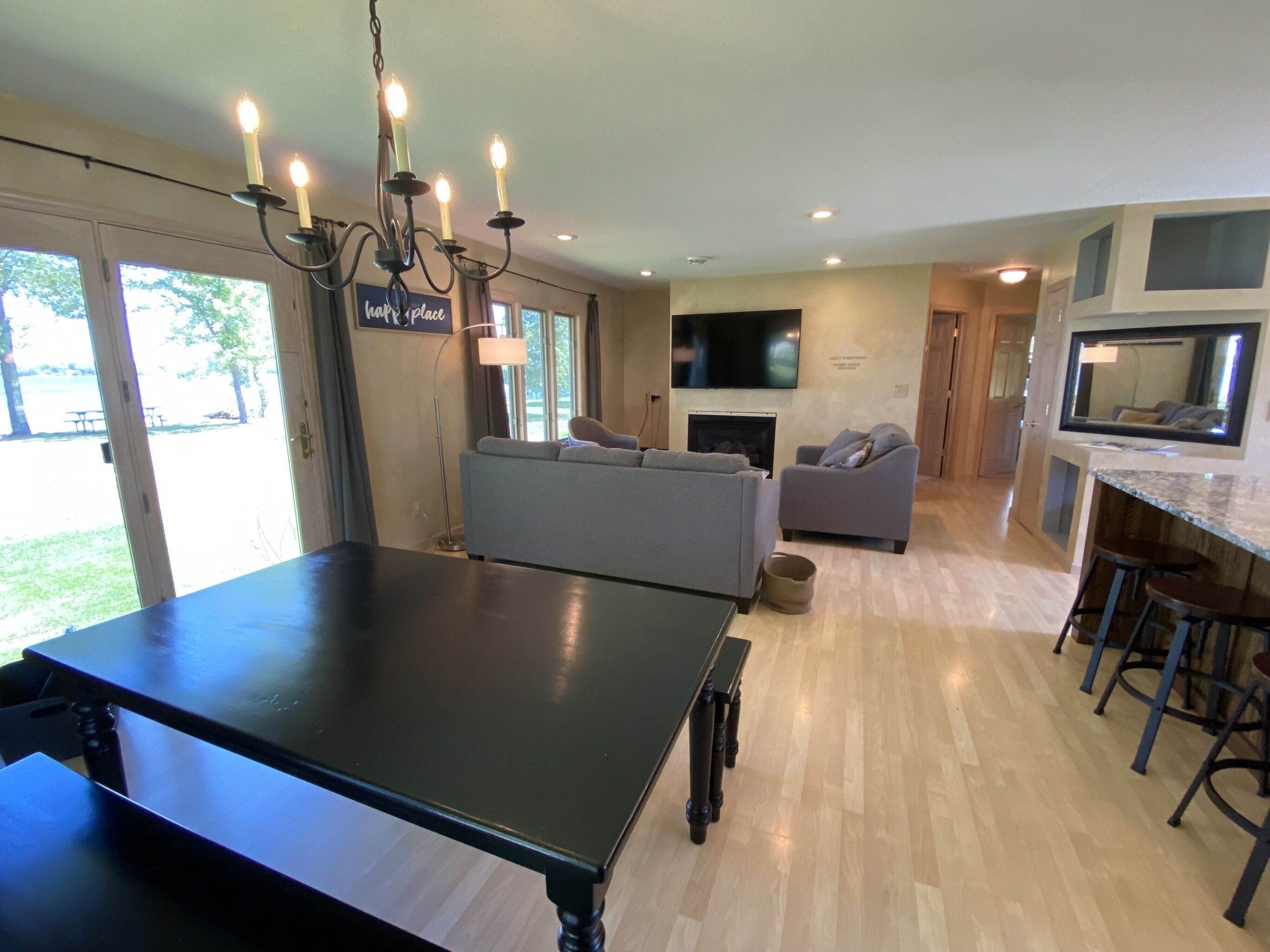 Smart TV, fireplace