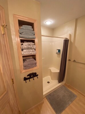 Douche, sèche-cheveux, serviettes fournies, savon