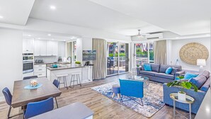 Eine moderne Wohnung mit Küche, Essbereich und Wohnzimmer.