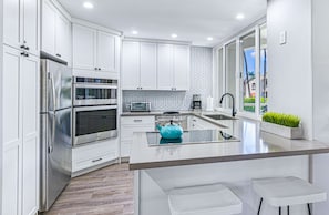 Refrigerador, microondas, horno y parrilla de estufa