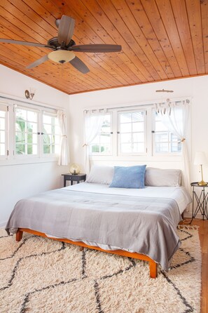 4 bedrooms, desk, iron/ironing board, WiFi