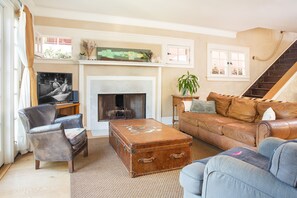 Smart TV, computer monitors