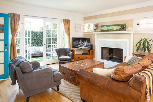 @RedHouseVeniceBeach - Modern Farmhouse steps from Abbot Kinney & Venice Beach
