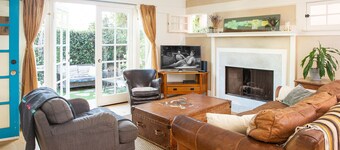 @RedHouseVeniceBeach - Modern Farmhouse steps from Abbot Kinney & Venice Beach