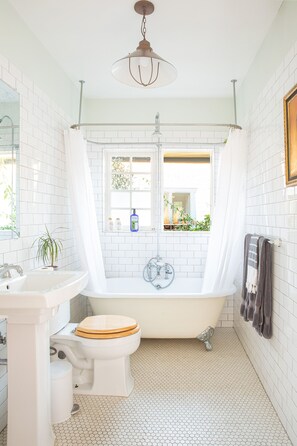 Combined shower/bathtub, hair dryer, towels, soap - @RedHouseVeniceBeach - Modern Farmhouse steps from Abbot Kinney & Venice Beach (Los Angeles)