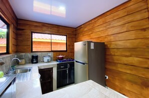 Kjøleskap, mikrobølgeovn, brødrister og hurtigmikser