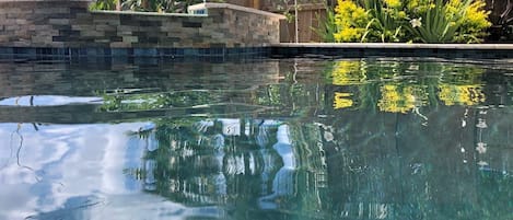 Una piscina al aire libre, una piscina climatizada
