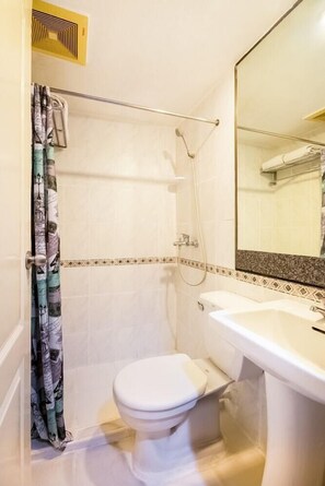 Bathroom - Palladium Suites (Cebu City)
