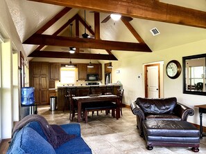 Smart TV, books, video library - Medina Lake Waterfront Getaway (Lakehills)