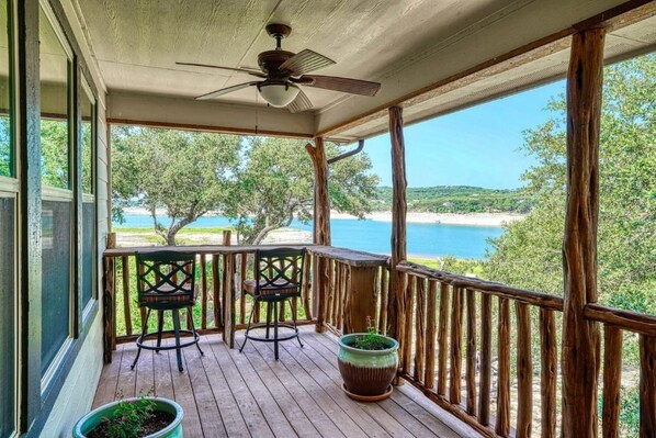 Terrace/patio - Medina Lake Waterfront Getaway (Lakehills)