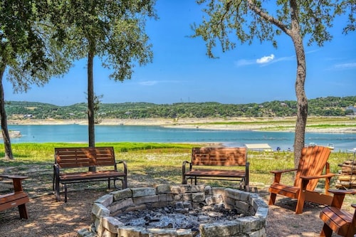 Medina Lake Waterfront Getaway