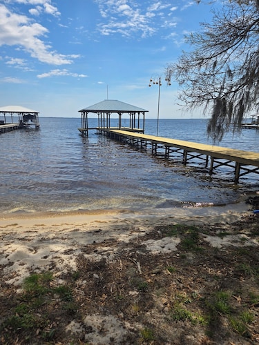 Pappy's Pool Lake: A  1650 sqft with Pier,  Boat Ramp, Screened porch,Lakeside.