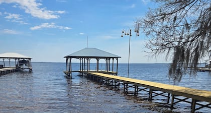 Pappy's Pool Lake: A 1650 sqft with Pier, Boat Ramp, Screened porch,Lakeside.