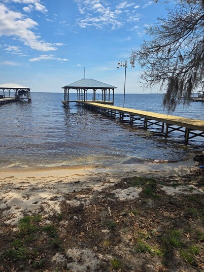 Pappy's Pool Lake: A  1650 sqft with Pier,  Boat Ramp, Screened porch,Lakeside.