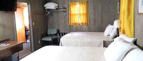 Suite Standard, 1 chambre, non-fumeur, réfrigérateur et four à micro-ondes (3 Queen Beds) | Décor unique, ameublement unique, bureau