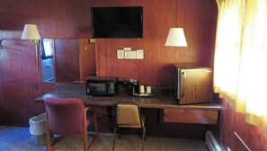 Standaard kamer, 1 tweepersoonsbed, niet-roken, koelkast & magnetron | Individueel gedecoreerd, individueel gemeubileerd, een bureau