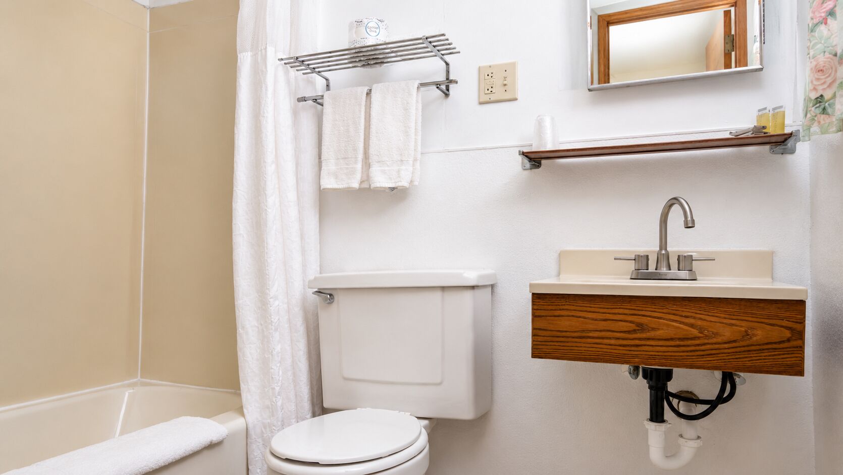 Articles de toilette gratuits, sèche-cheveux, savon, shampoing