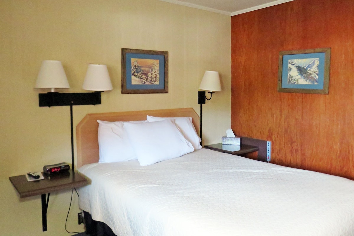 Standard Room, 1 Katil Ratu (Queen), Non Smoking, Refrigerator & Microwave | Dihias secara berasingan, dilengkapkan perabot secara berasingan, meja