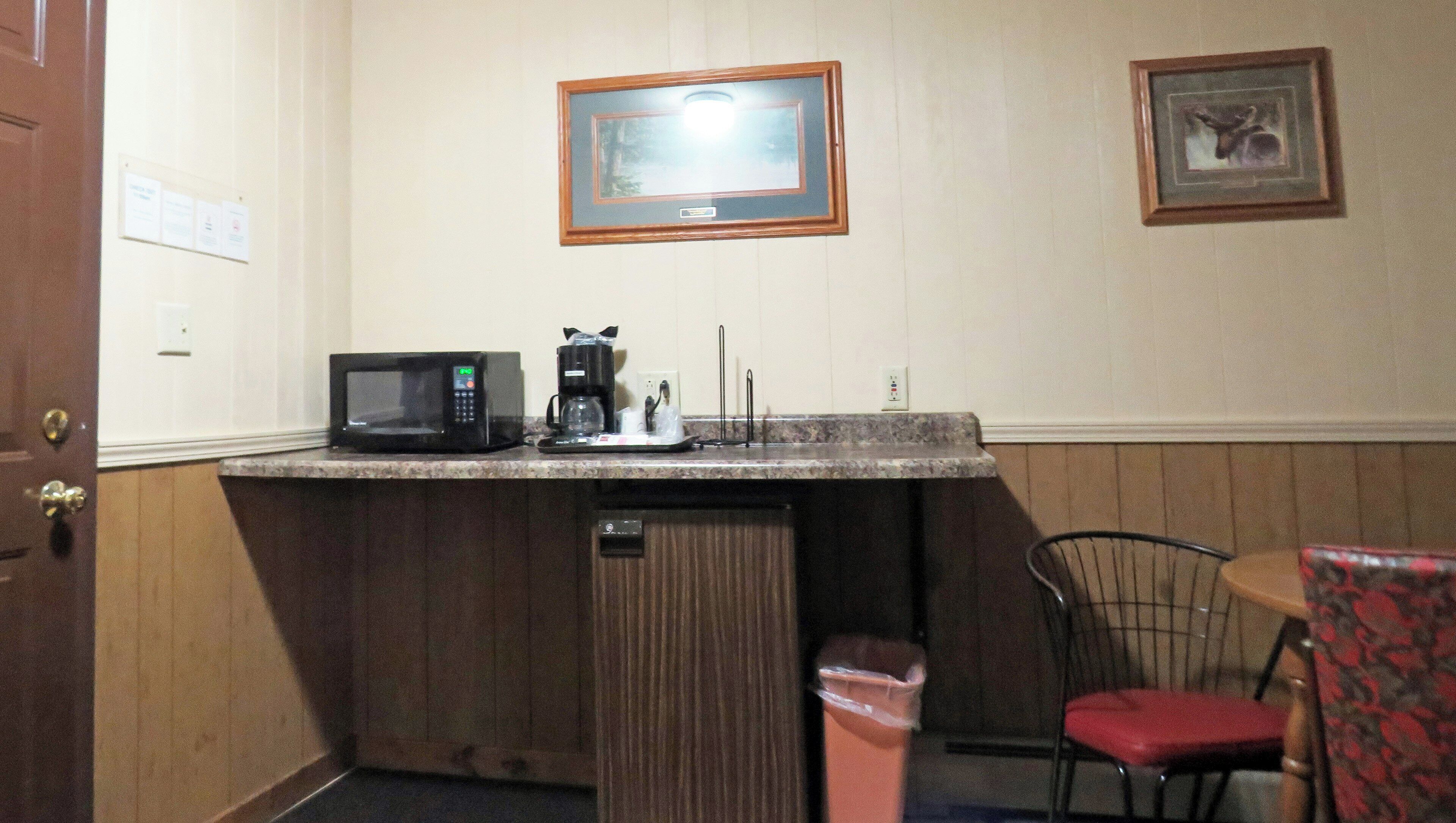 Standard Suite, 1 Bedroom, Non Smoking, Refrigerator & Microwave (3 Queen Beds) | Individually decorated, individually furnished, desk, laptop workspace