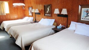 3 Full Beds Non Smoking 2nd Floor | Décor unique, ameublement unique, bureau