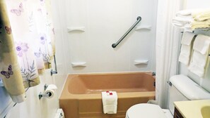 Chambre Standard, 1 lit double, non-fumeur, réfrigérateur et four à micro-ondes | Salle de bain | Articles de toilette (gratuits), séchoir à cheveux, savon, shampooing