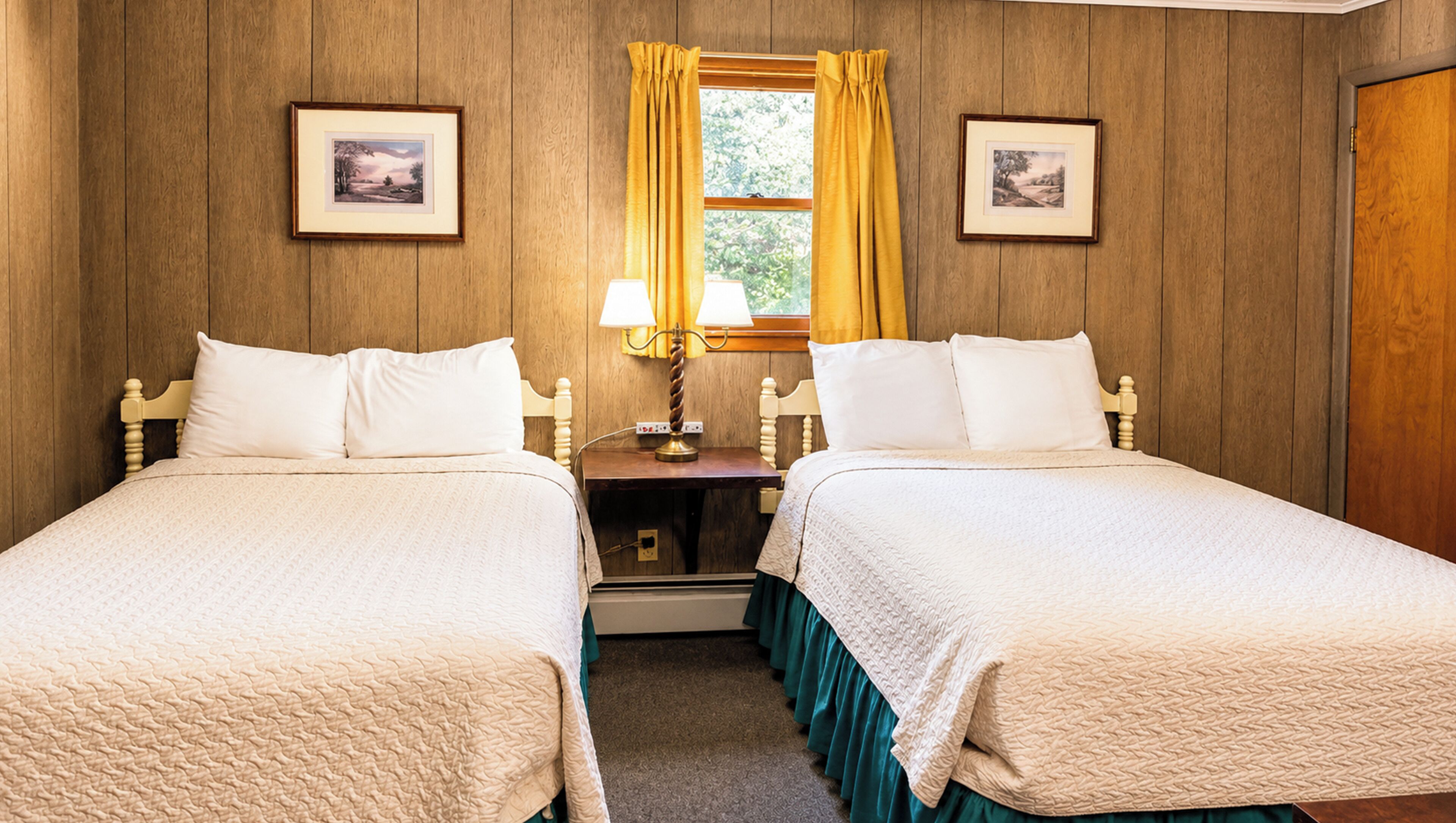 Standaard suite, 1 slaapkamer, niet-roken, koelkast en magnetron (3 Queen Beds) | Individueel gedecoreerd, individueel gemeubileerd, een bureau