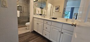 Combined shower/bathtub, hair dryer, towels, soap