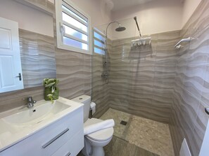 Een douche, een haardroger, handdoeken, zeep