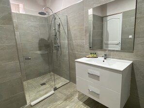 Dusche, Haartrockner, Handtücher, Seife