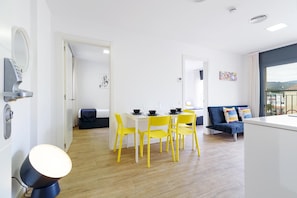 Apartamento, 2 quartos | 1 quarto, escrivaninha, ferros/tábuas de passar roupa, Wi-Fi de cortesia