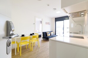 Desk, iron/ironing board, free WiFi, bed sheets - Castell Beach (Castelldefels)