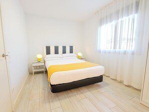 Escritorio, tabla de planchar con plancha, wifi gratis y ropa de cama 