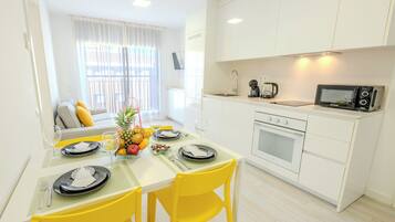 Apartamento conforto, 2 quartos | Escrivaninha, ferros/tábuas de passar roupa, Wi-Fi de cortesia