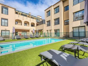 Sesongbasert utendørsbasseng og solsenger