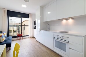 Desk, iron/ironing board, free WiFi, bed sheets - Castell Beach (Castelldefels)