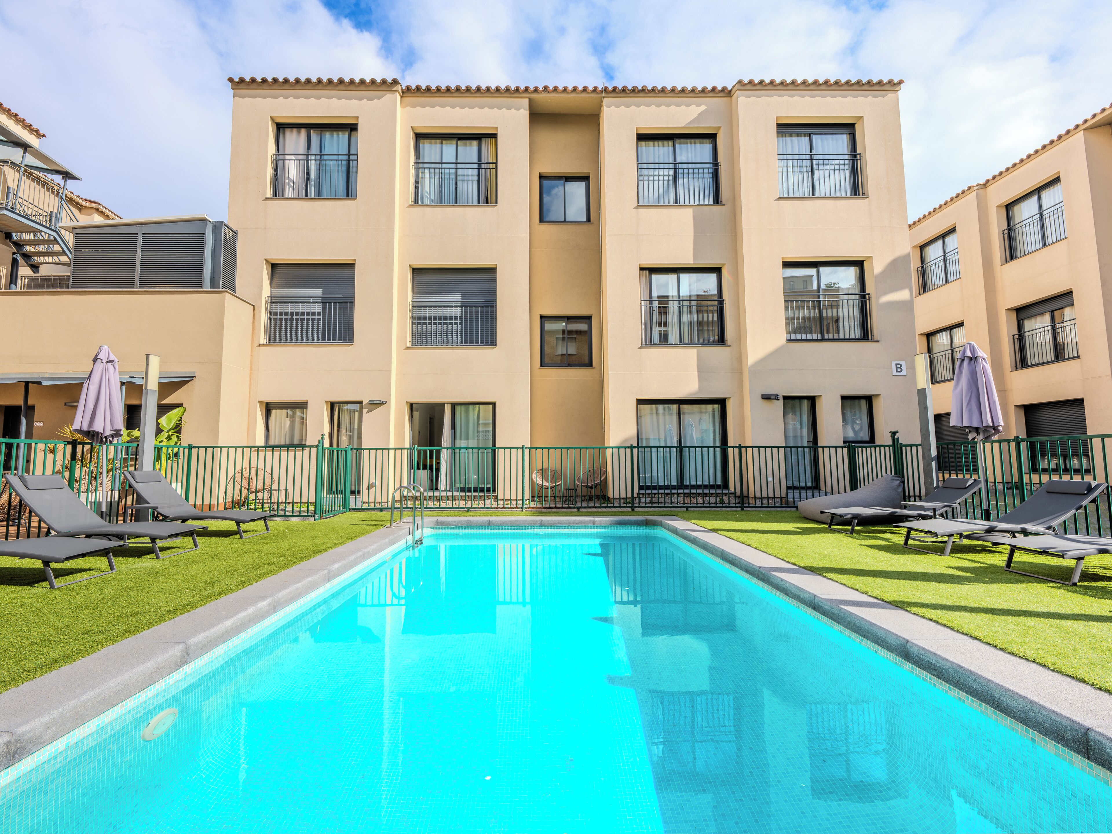 Kolam renang outdoor musiman, dengan kursi berjemur