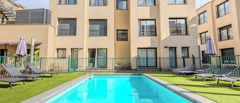 季节性开放的室外游泳池,日光浴躺椅