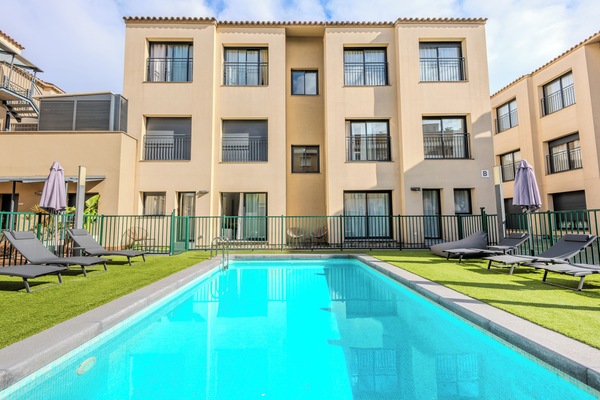 Piscina externa sazonal, espreguiçadeiras