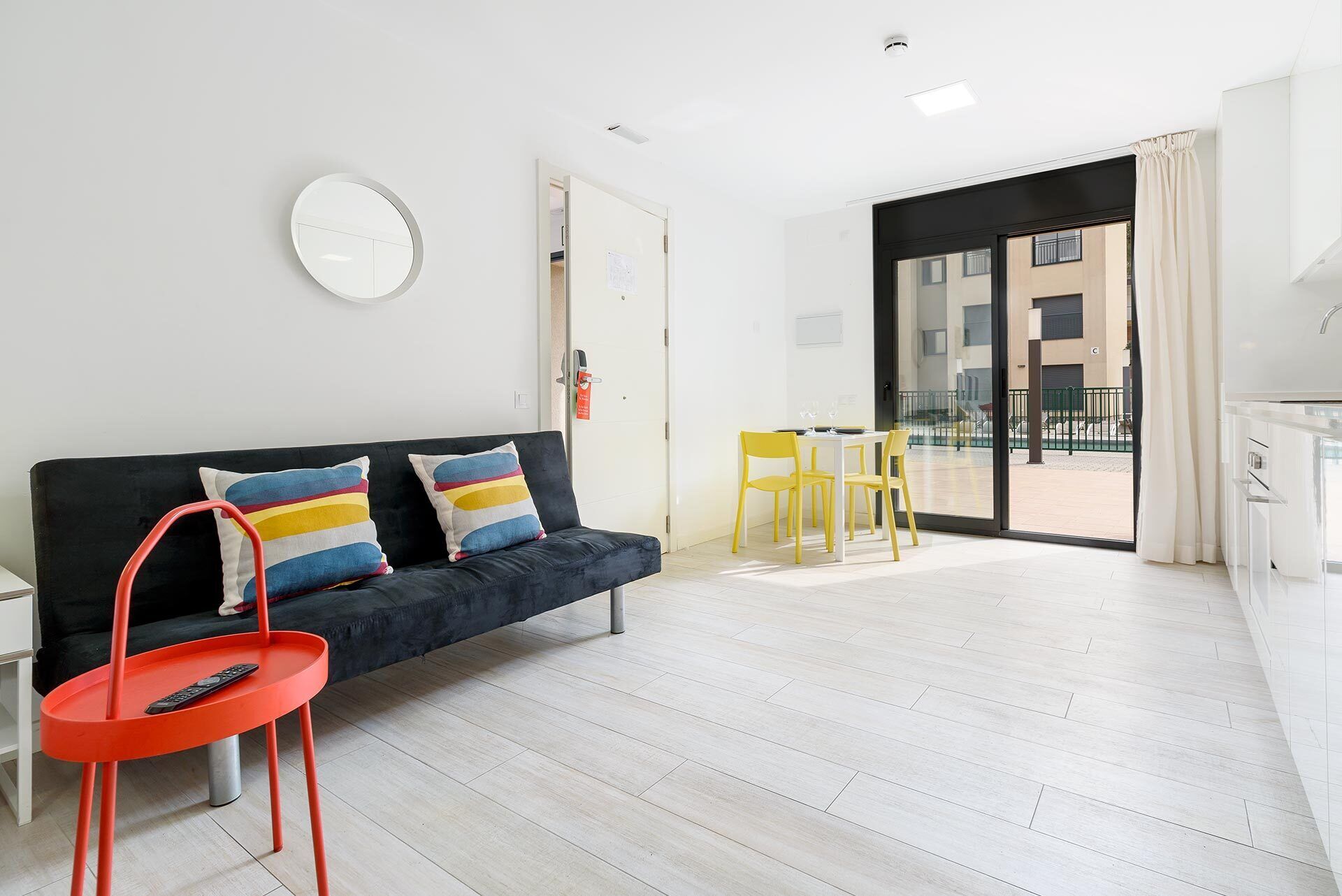 Estudio, vistas a la piscina | Escritorio, tabla de planchar con plancha, wifi gratis y ropa de cama