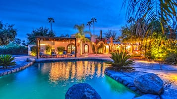 Een buitenzwembad, een verwarmd zwembad