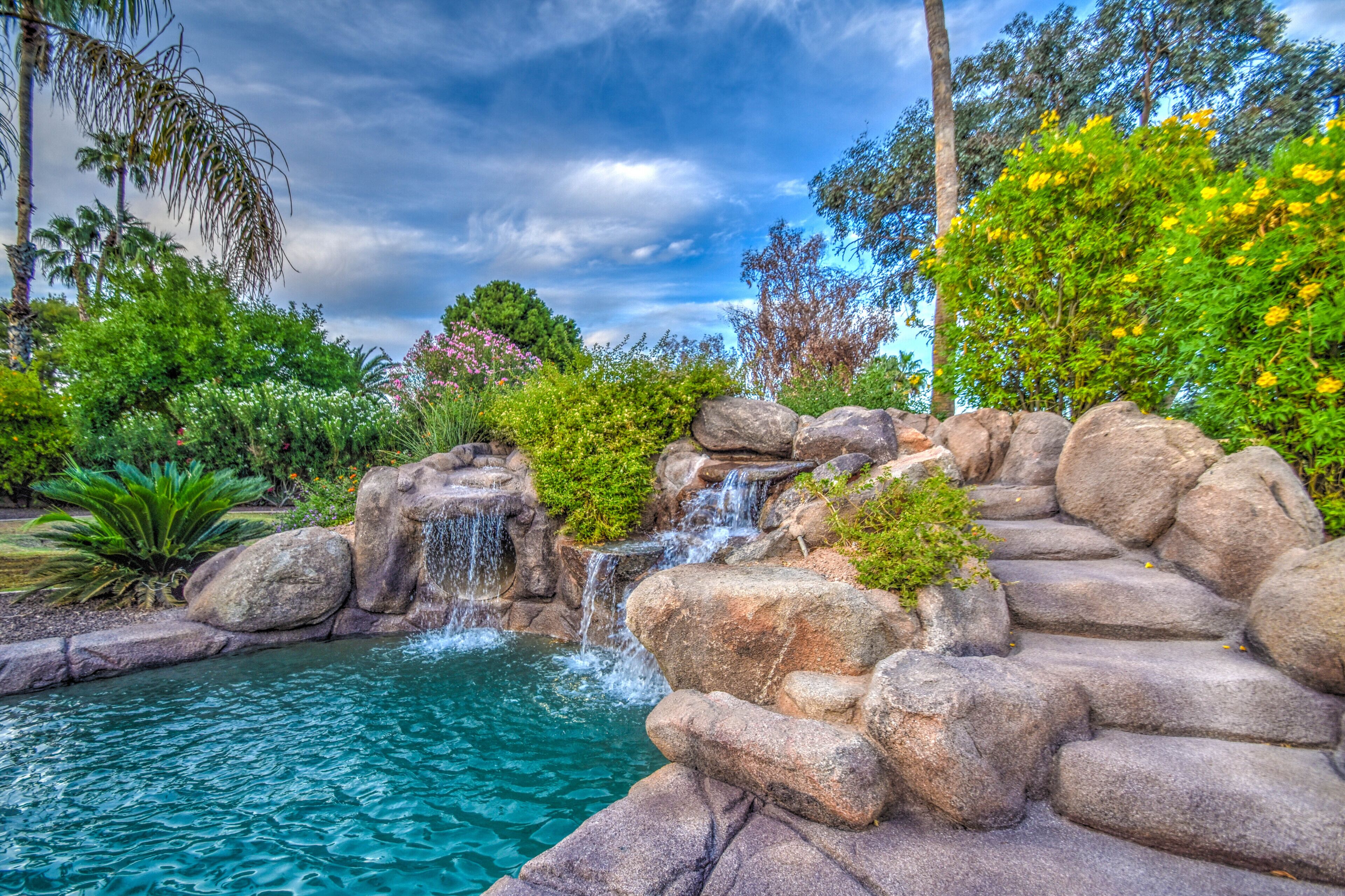 Utendørsbasseng og et oppvarmet basseng