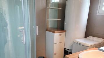 Dusj, hårføner, såpe og toalettpapir