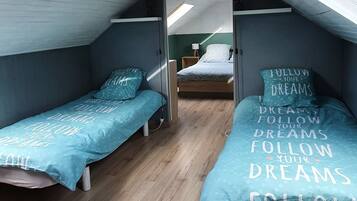 3 dormitoris, planxa i posts de planxar, un bressol de viatge i wifi