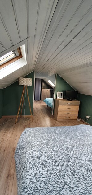 3 slaapkamers, een strijkplank/strijkijzer, reisbedje, wifi