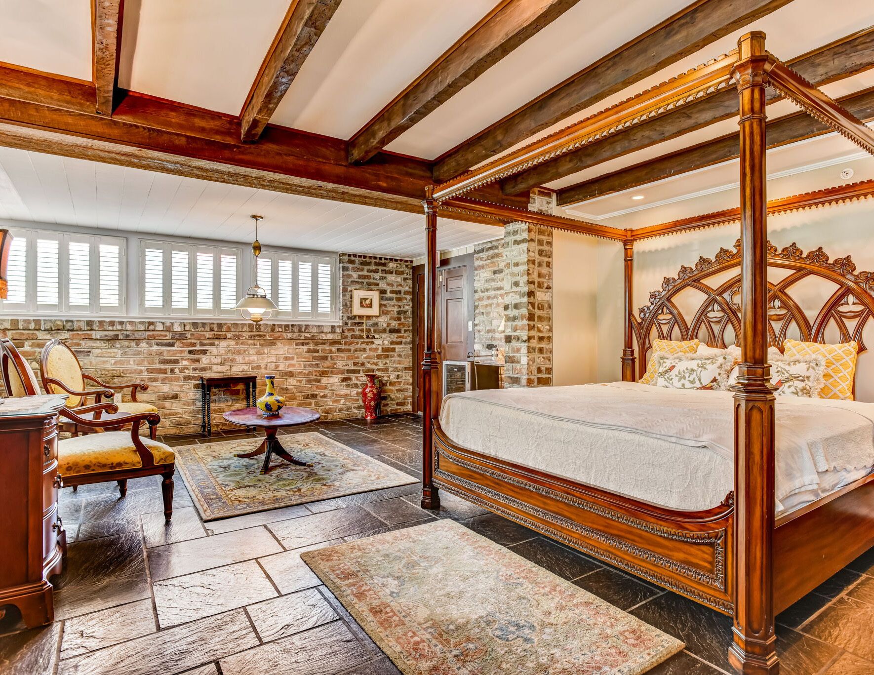 5 bedrooms, iron/ironing board, WiFi, bed sheets