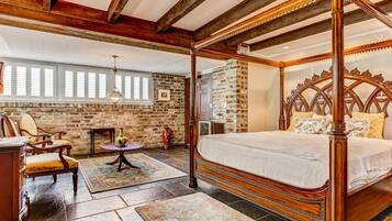 5 bedrooms, iron/ironing board, WiFi, bed sheets