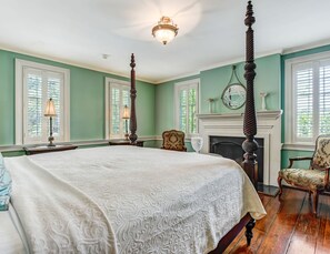 5 bedrooms, iron/ironing board, WiFi, bed sheets