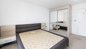 Unclassified image, 3 of 10, button - Shepards Bush Apartments (London)
