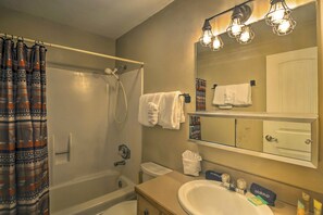 Amenidades de baño gratuitas, secadora de cabello, toallas